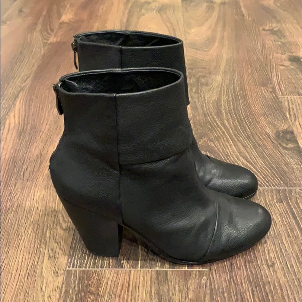Vince Camuto Black Heeled Bootie W/ Zipper Back
